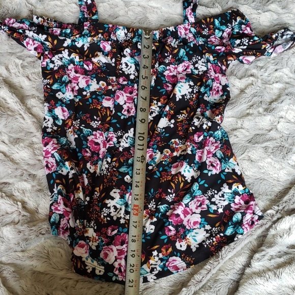 ⛔Gone to Goodwill ⛔Off  the Shoulder Top - Picture 4 of 4